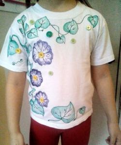 Φωτεινή διακόσμηση από απλό μπλουζάκι