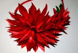 Cercei de panglică din satin cu compoziție de crizantemă