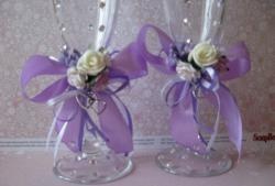 Glazen voor een bruiloft in lila
