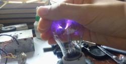 Uma simples bola de plasma de uma lâmpada