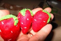 Bagaimana untuk menjahit strawberi dari rasa