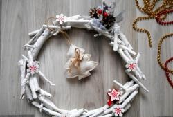 Corona di Natale di ramoscelli e bastoncini