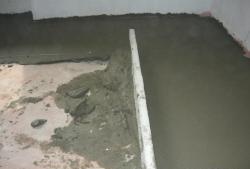 Замазка с груб нивелир е най-добрият начин за изравняване на подовете в апартамента