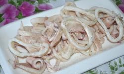 Hvordan rengjøre blekksprut og koke dem deilig på to minutter