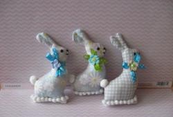 Wielkanocne króliczki wykonane z tkaniny