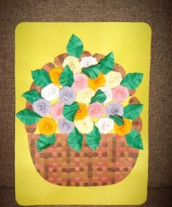 Cartão com rosas volumétricas em uma cesta de vime
