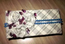 Coffret décoré de tissu, de fleurs en tissu et de perles