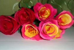 Strauß Rosen aus Süßigkeiten und Papierstippen