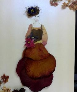 Paveikslas „Ponia su puokšte“ iš džiovintų gėlių