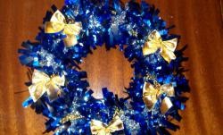 Gumagawa ng isang Christmas wreath sa mga bata
