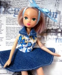 Sommerkleid mit einem Kragen für eine Puppe