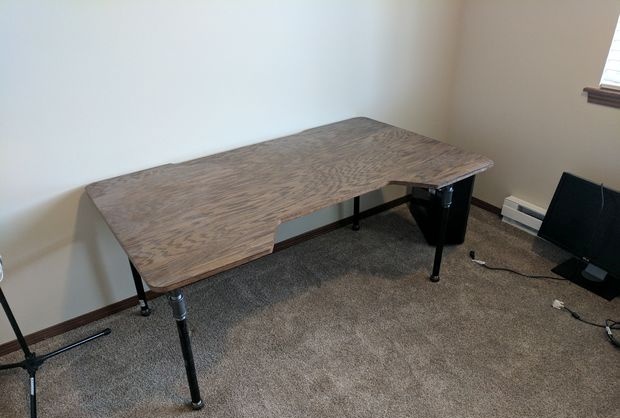 Jednoduchý počítačový stůl