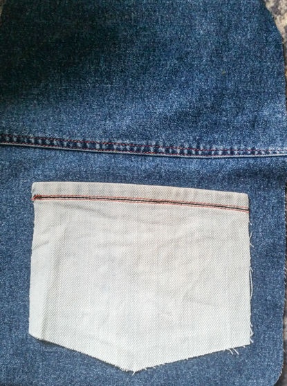 Světlý batoh ze starých džíny