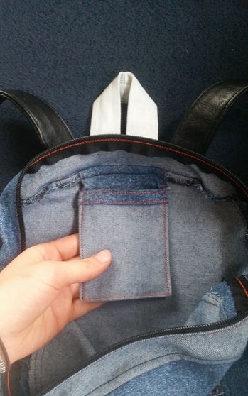 Světlý batoh ze starých džíny