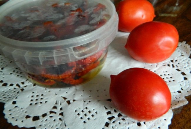 Kış için kurutulmuş domates