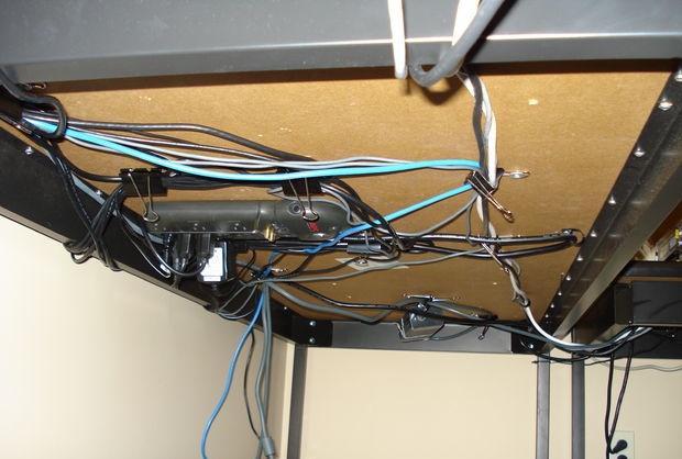 Esconda os fios sob a mesa do computador