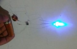 Moc diody LED z akumulatora 1,5 V.