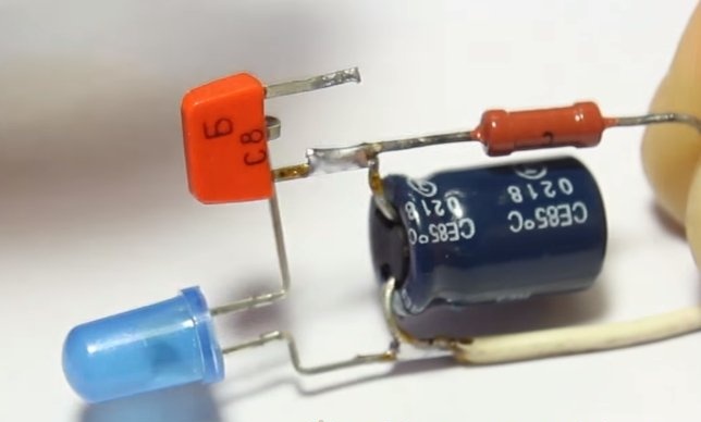 Jednoduchý blikač na jednom tranzistoru