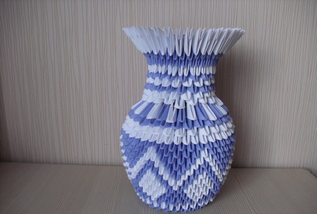 Váza s origami trojúhelníkovými moduly