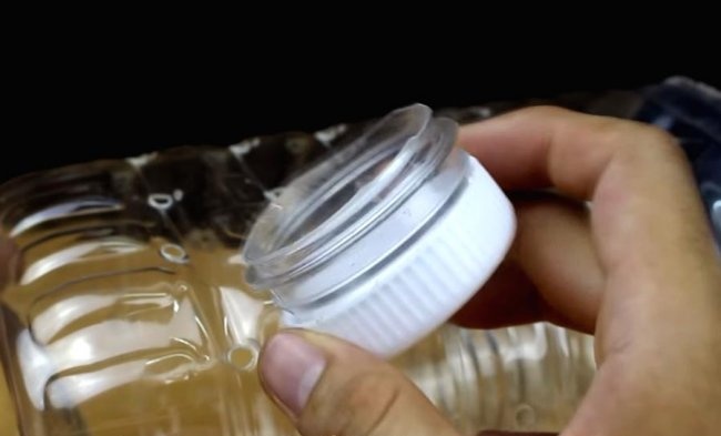 Memancing dengan botol plastik