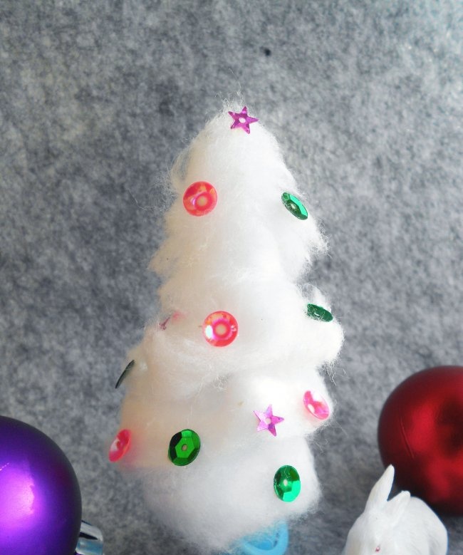 Miniaturní vánoční strom z bavlny
