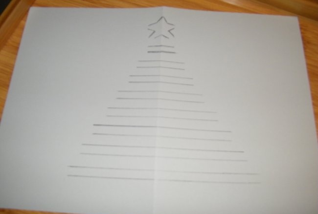 Scheda panoramica di nuovo anno con l'immagine interna volumetrica di un albero di Natale
