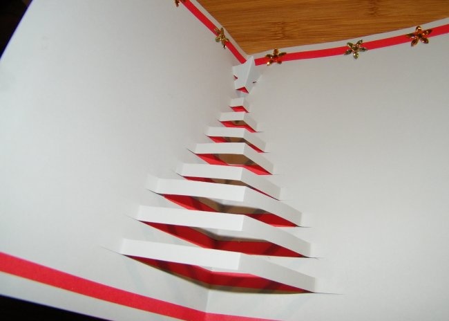 Scheda panoramica di nuovo anno con l'immagine interna volumetrica di un albero di Natale