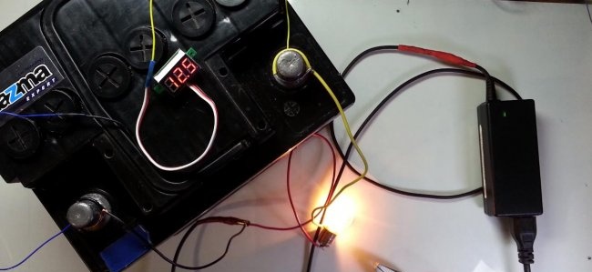Jak naładować akumulator samochodowy za pomocą zasilacza do laptopa