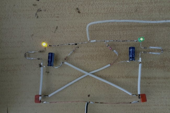 Yksinkertainen vilkkuvalo kahdelle LEDille