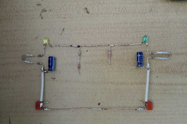 Jednoduchý blikač pro dvě LED diody