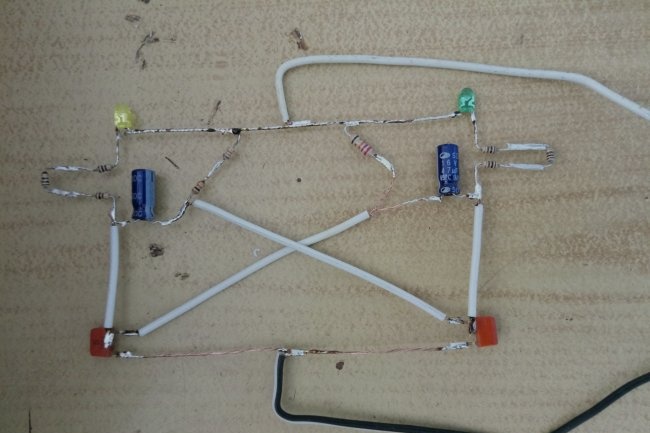 Jednoduchý blikač pro dvě LED diody