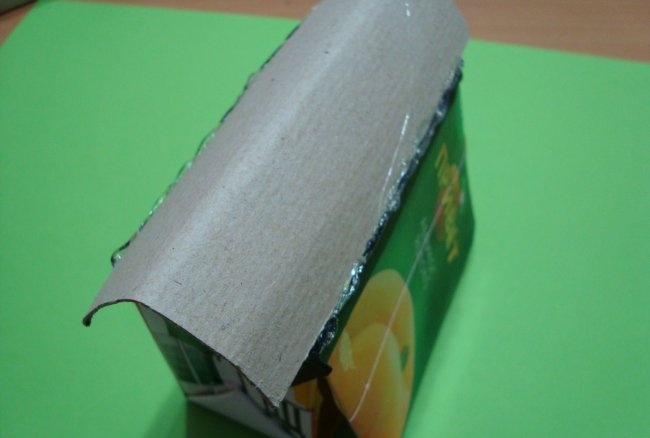 Libro nascosto dalla scatola di succo