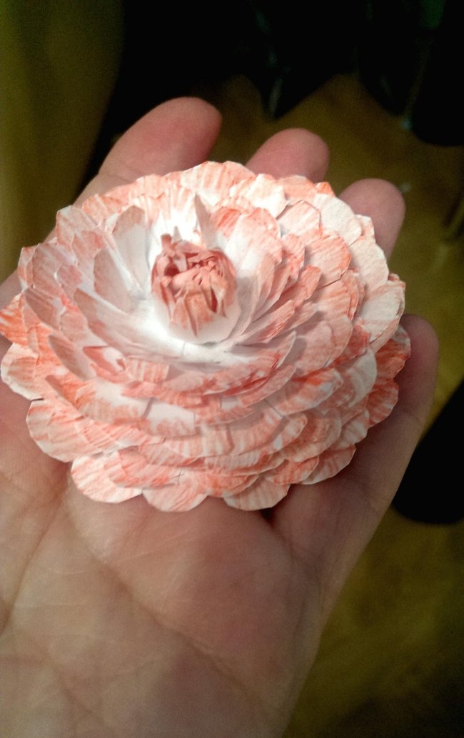 Wolumetryczny papierowy kwiat