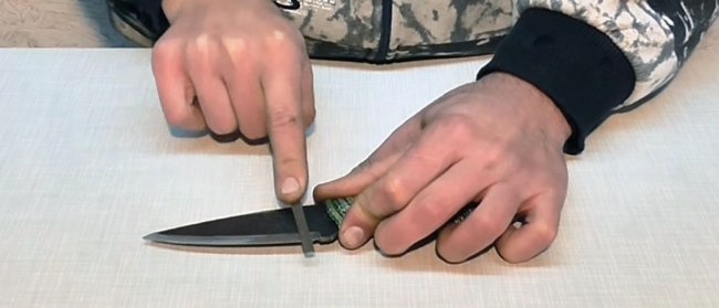 Indurimento del tagliente del coltello con la grafite