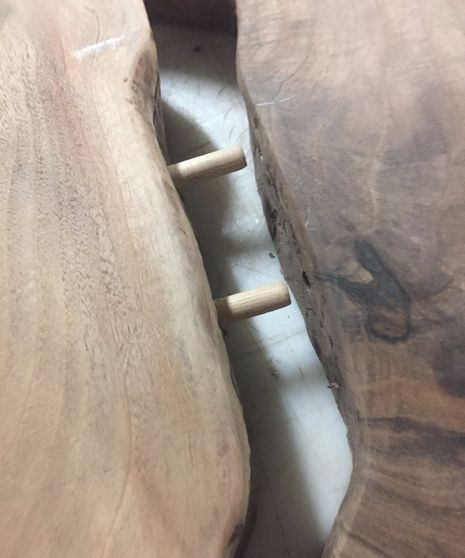 Massiivipuusta valmistettu pöytä ja penkki