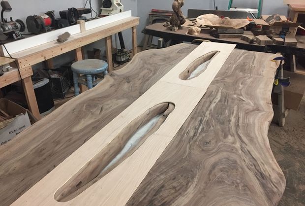 Massiivipuusta valmistettu pöytä ja penkki
