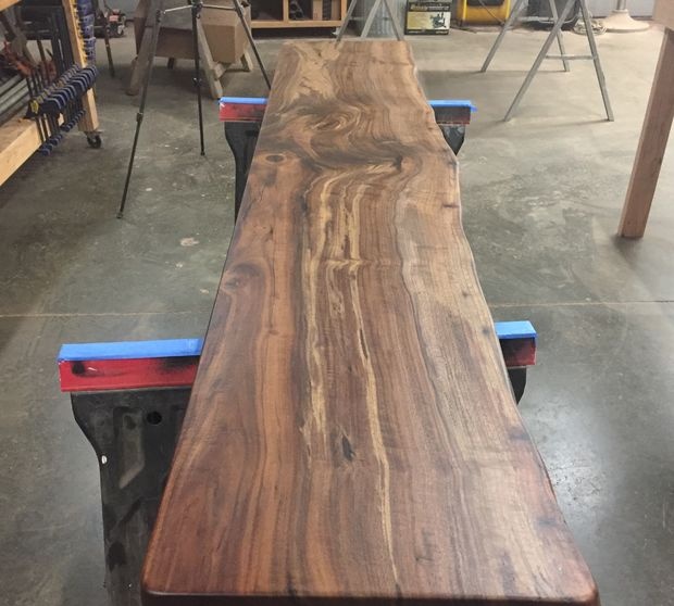 Stůl a lavice z masivního dřeva