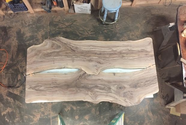 Stůl a lavice z masivního dřeva