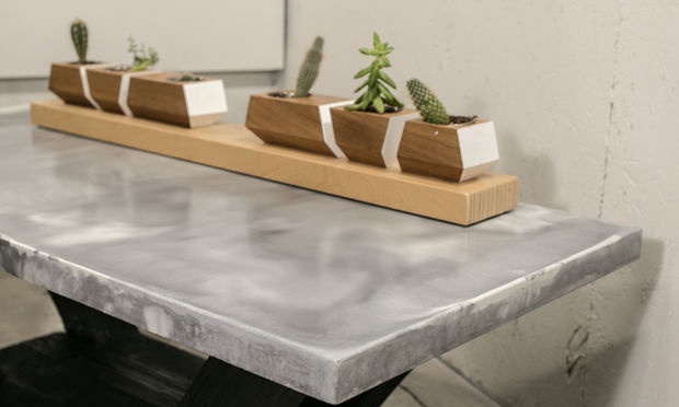 Vyrábíme mramorový betonový stůl na bázi páleného dřeva