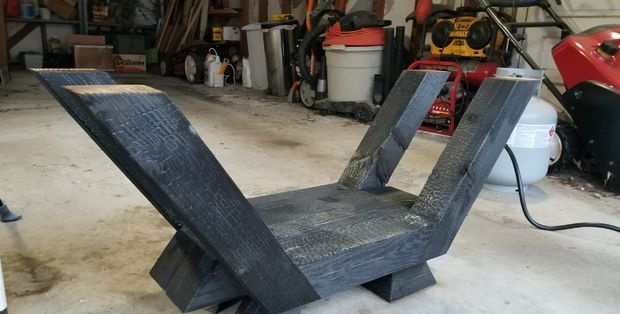 Realizăm o masă din beton de marmură cu bază de lemn ars