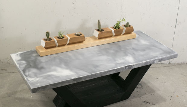 Realizăm o masă din beton de marmură cu bază de lemn ars