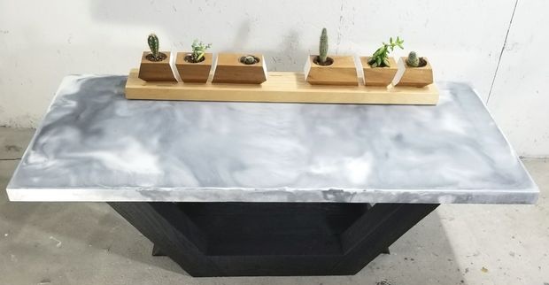 Realizziamo un tavolo in marmo di cemento con una base di legno bruciato