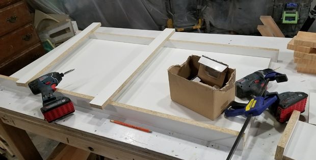 Wir fertigen einen Marmorbeton-Tisch aus gebranntem Holz