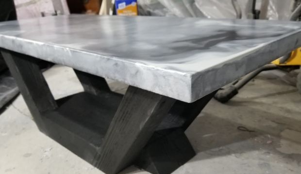 Vyrábíme mramorový betonový stůl na bázi páleného dřeva