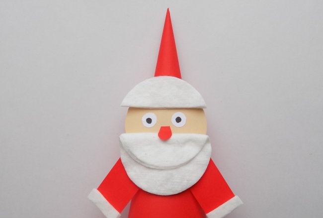 Santa Claus z papírových a bavlněných polštářků