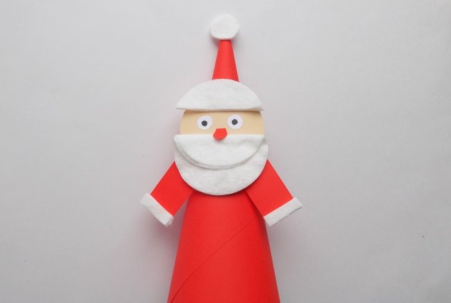 Santa Claus z papírových a bavlněných polštářků