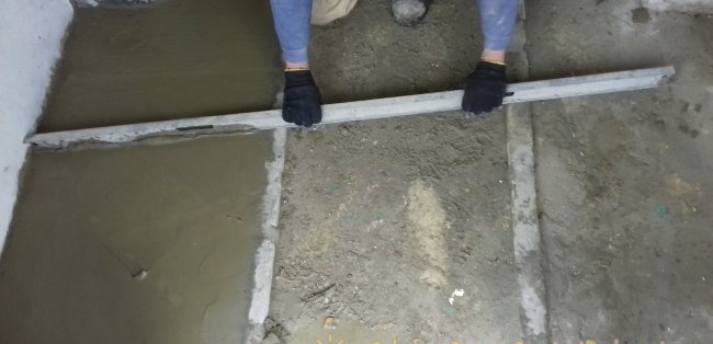 Concrete floor screed