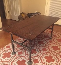 Stół w stylu retro z podstawą rury