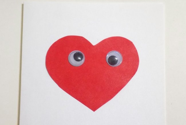 Coração de cartão postal com os olhos
