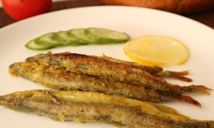 Capelin'den ucuz ve lezzetli bir balık meze nasıl hızla pişirilir